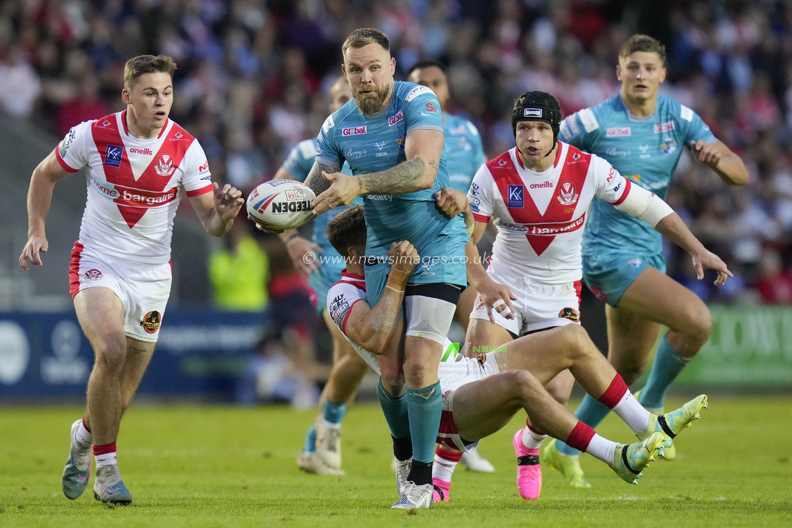Blake Austin #6 of Leeds Rhinos collects a kick and makes a break during the Betfred Super League Round 20 match St Helens vs Leeds Rhinos at Totally Wicked Stadium, St Helens, United Kingdom, 28th July 2023

(Photo by Steve Flynn/News Images)