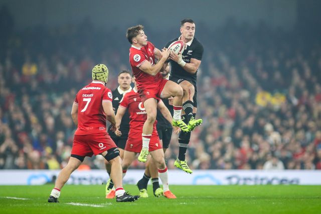 Will Jordan of New Zealand and Dan Edwards of Wales compete for the ball during the Quilter Nations Series 2025 match Wales vs New Zealand at Principality Stadium, Cardiff, United Kingdom, 22nd November 2025

(Photo by Andrew Lewis/News Images)

*** GER AUT SUI OUT ***
