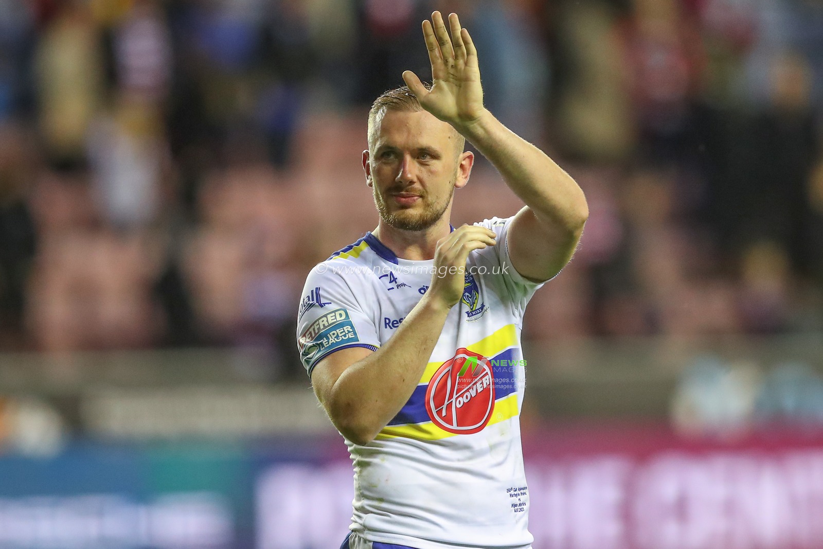 Ben Currie #11 of Warrington Wolves applauds the travelling fans after the Betfred Super League match Round 19 Wigan Warriors vs Warrington Wolves at DW Stadium, Wigan, United Kingdom, 14th July 2023

(Photo by Gareth Evans/News Images)