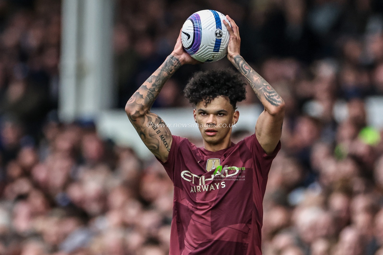 Nico O'Reilly of Manchester City takes a throw in during the Premier League match Everton vs Manchester City at Goodison Park, Liverpool, United Kingdom, 19th April 2025

(Photo by Mark Cosgrove/News Images)