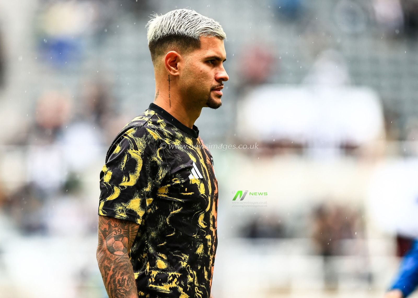Bruno Guimaraes of Newcastle United in the pregame warmup session during the Premier League match Newcastle United vs Wolverhampton Wanderers at St. James's Park, Newcastle, United Kingdom, 13th September 2025

(Photo by Richard Bierton/News Images)