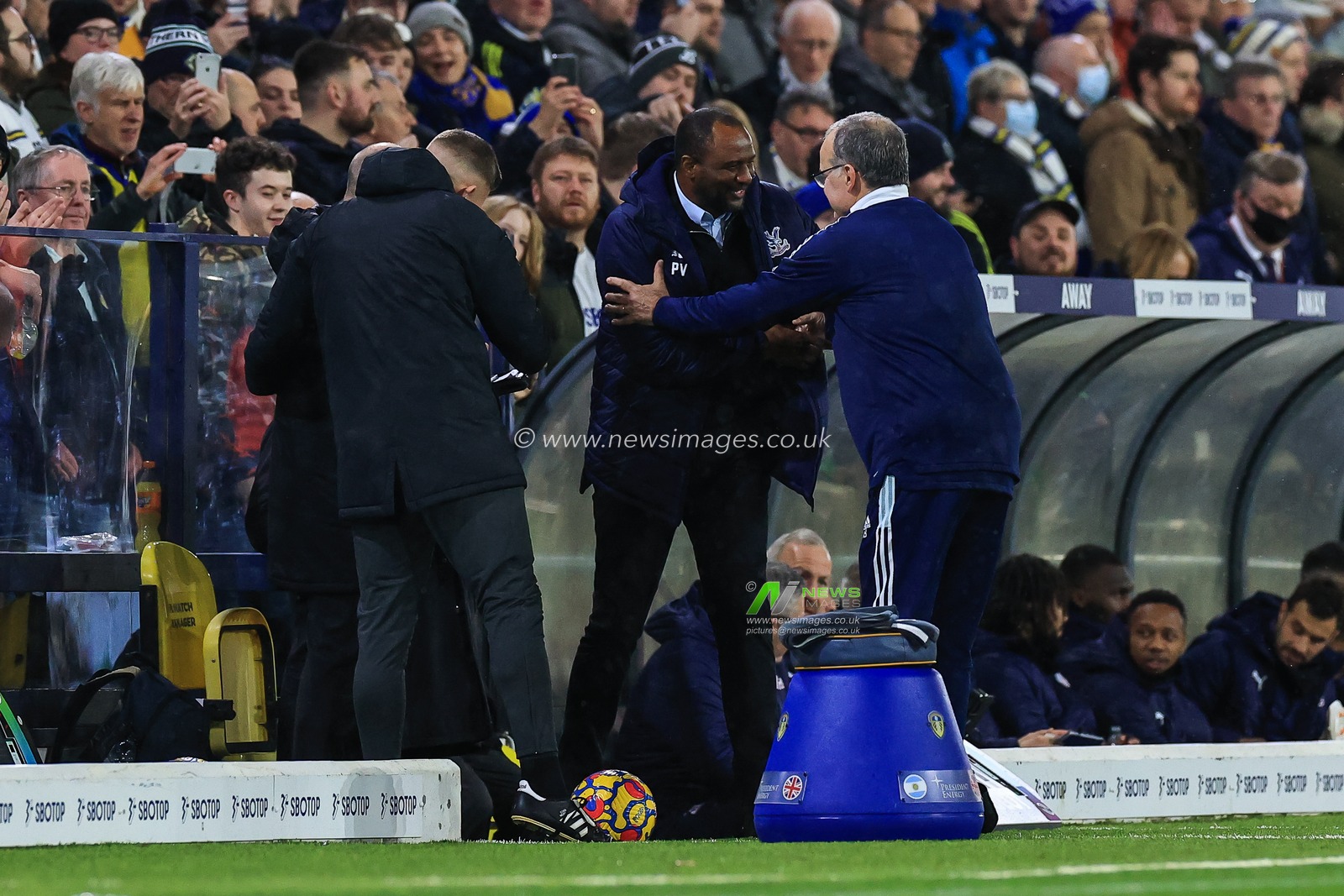 Patrick Vieria manager of Crystal Palace and Marcelo Bielsa manager of Leeds United shake hands before kickoff