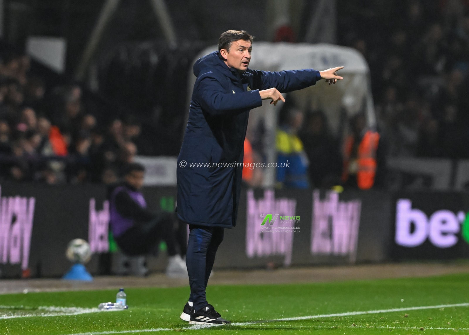 Paul Heckingbottom manager of Preston North End instructs during the Carabao Cup Last 16 match Preston North End vs Arsenal at Deepdale, Preston, United Kingdom, 30th October 2024

(Photo by Cody Froggatt/News Images)
