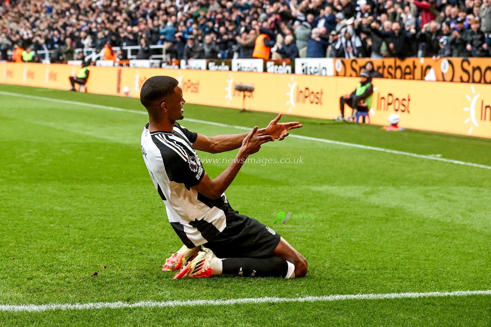 Alexander Isak of Newcastle United celebrates his goal to make it 4-1 during the Premier League match Newcastle United vs Nottingham Forest at St. James's Park, Newcastle, United Kingdom, 23rd February 2025

(Photo by Alfie Cosgrove/News Images)
