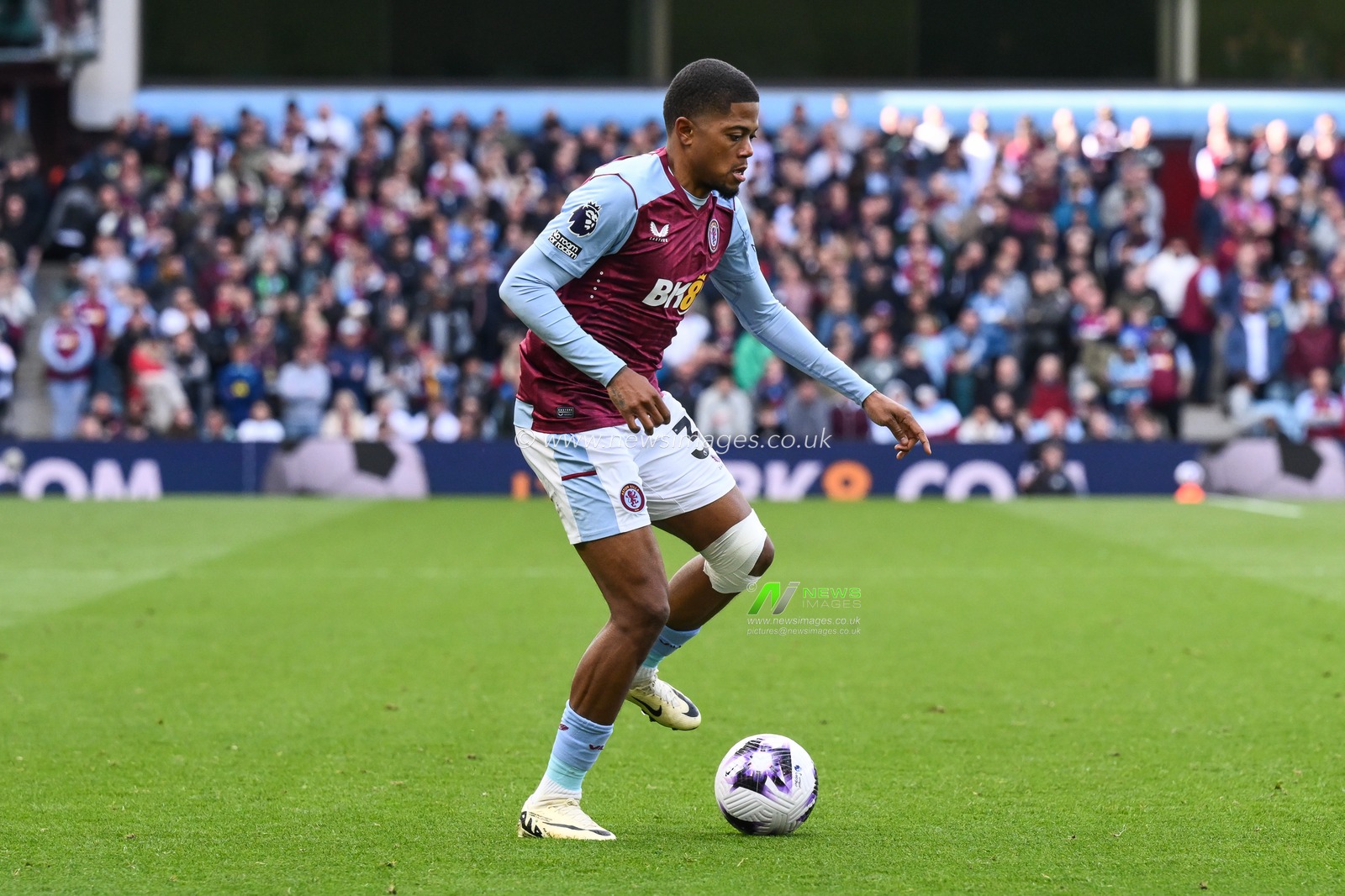 Leon Bailey of Aston Villa makes a break with the ball during the Premier League match Aston Villa vs Bournemouth at Villa Park, Birmingham, United Kingdom, 21st April 2024

(Photo by Craig Thomas/News Images)