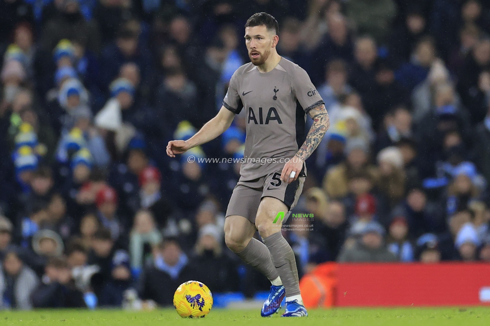 Pierre-Emile Hojbjerg #5 of Tottenham Hotspur during the Premier League match Manchester City vs Tottenham Hotspur at Etihad Stadium, Manchester, United Kingdom, 3rd December 2023

(Photo by Conor Molloy/News Images)