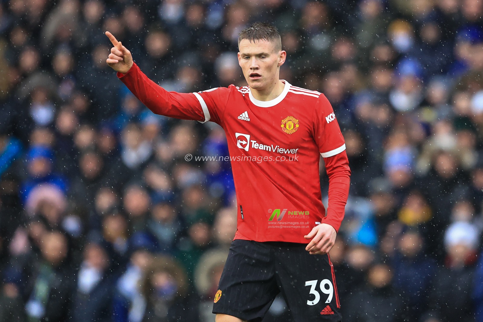 Scott McTominay #39 of Manchester United gives his team instructions