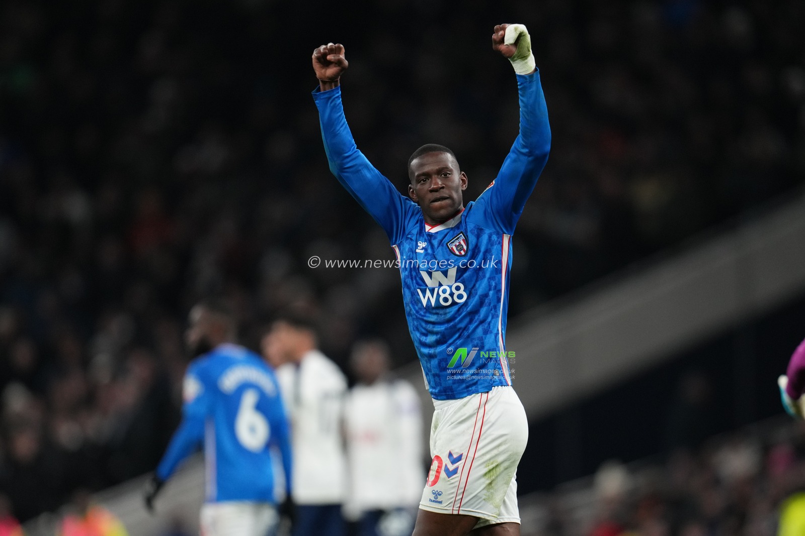 Nordi Mukiele of Sunderland celebrates Sunderland equaliser during the Premier League match Tottenham Hotspur vs Sunderland at Tottenham Hotspur Stadium, London, United Kingdom, 4th January 2026

(Photo by Harvey Murphy/News Images)

*** GER AUT SUI OUT ***