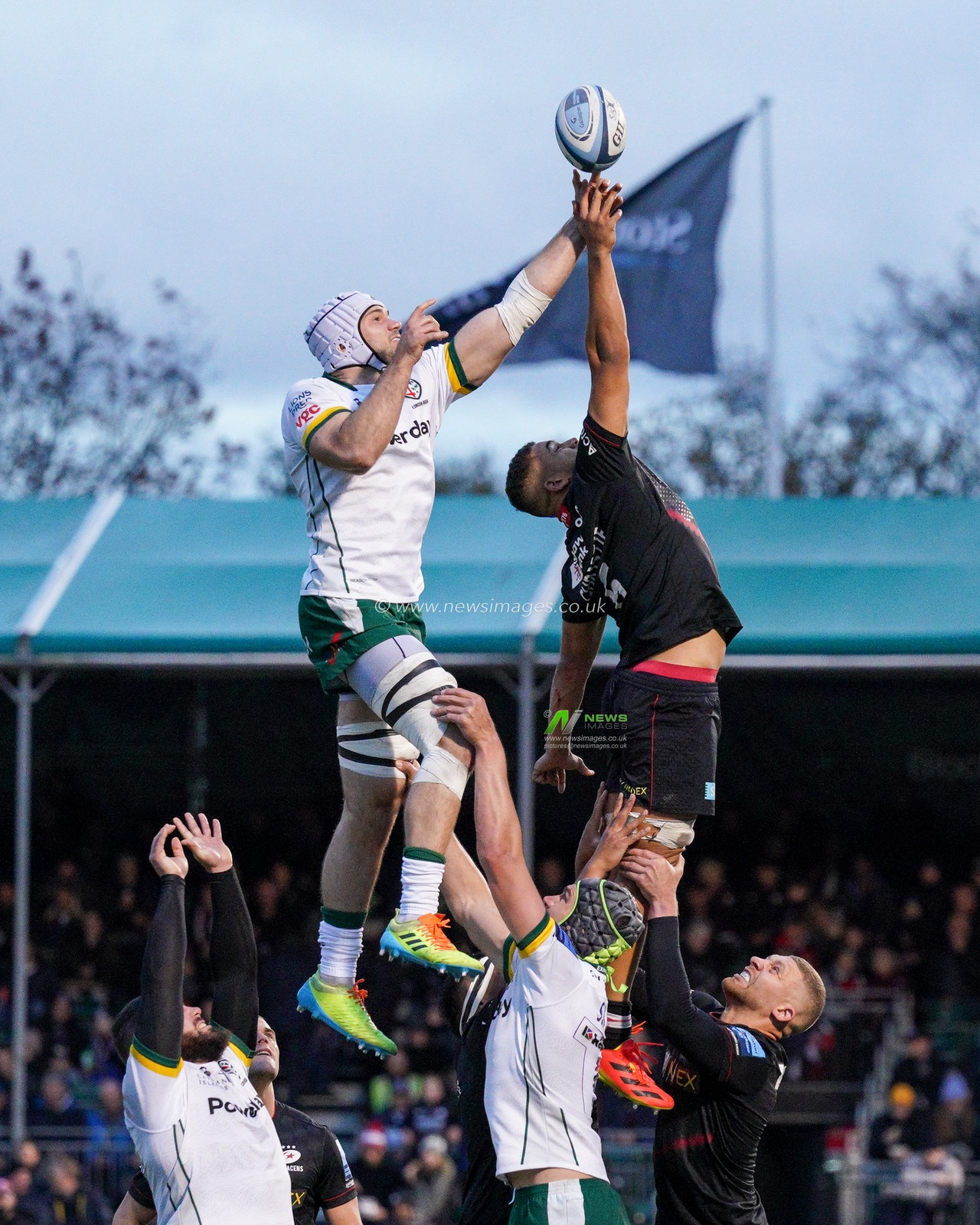 Andy Christie #6 of Saracens battle for the ball with  Matt Rogerson #8 of London Irish