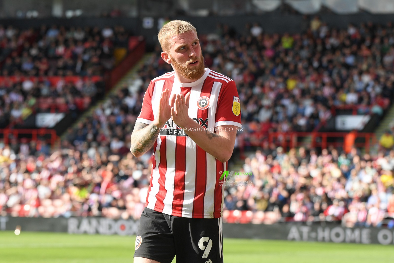 Oliver McBurnie #9 of Sheffield United applauds the home supporters after being substituted