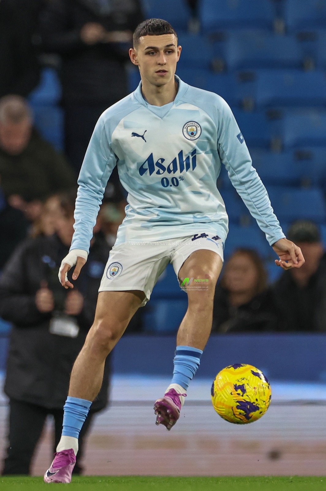 Phil Foden of Manchester City in the pregame warmup session during the Premier League match Manchester City vs Brentford at Etihad Stadium, Manchester, United Kingdom, 20th February 2024

(Photo by Mark Cosgrove/News Images)