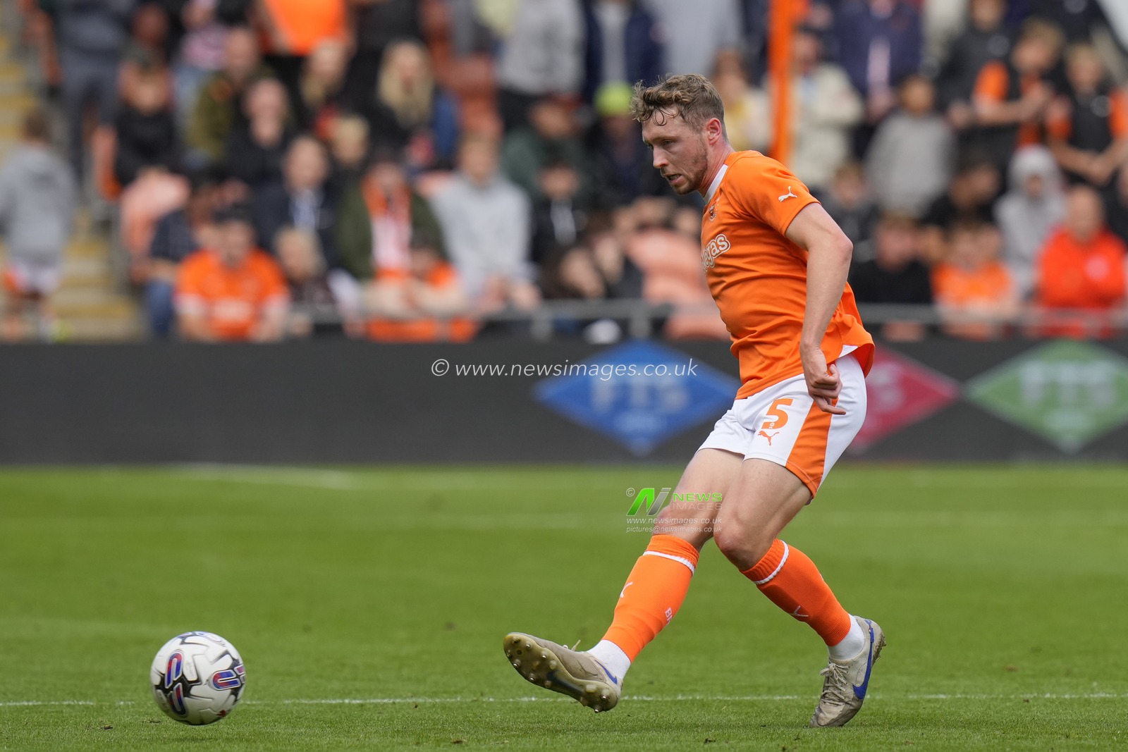 Matthew Pennington #5 of Blackpool passes the ball during the Sky Bet League 1 match Blackpool vs Reading at Bloomfield Road, Blackpool, United Kingdom, 23rd September 2023

(Photo by Steve Flynn/News Images)