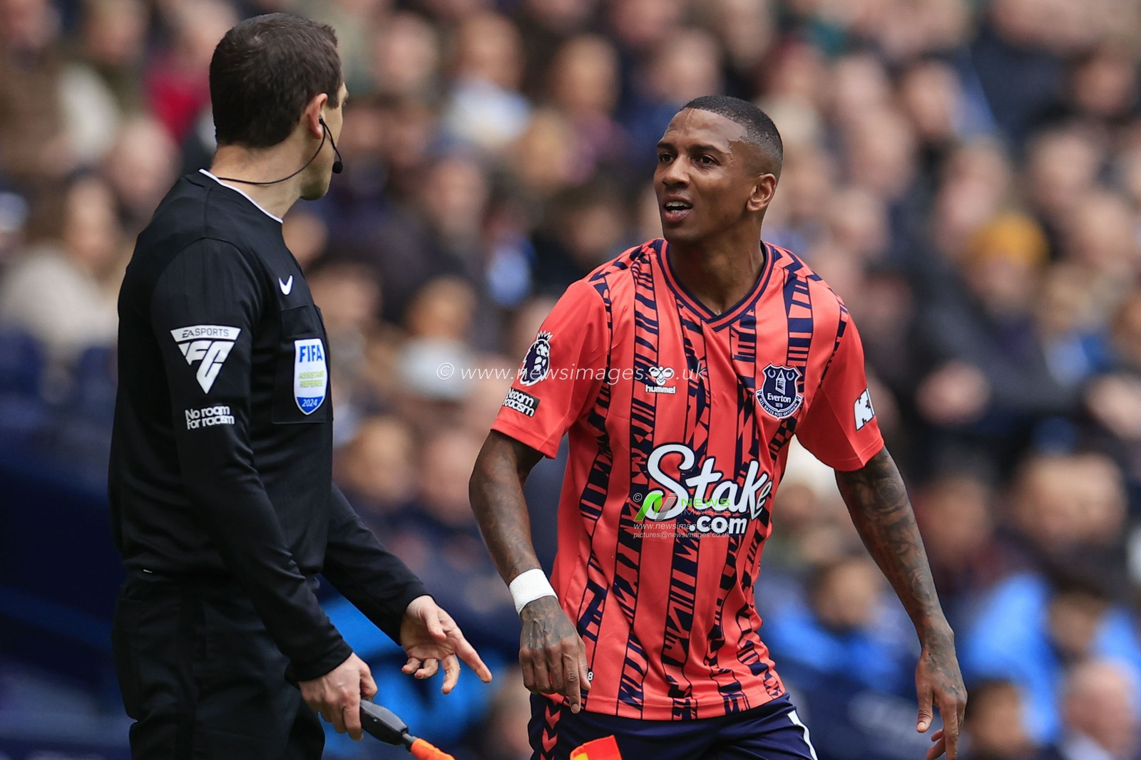 Ashley Young of Everton argues with the referees assistant during the Premier League match Manchester City vs Everton at Etihad Stadium, Manchester, United Kingdom, 10th February 2024

(Photo by Conor Molloy/News Images)