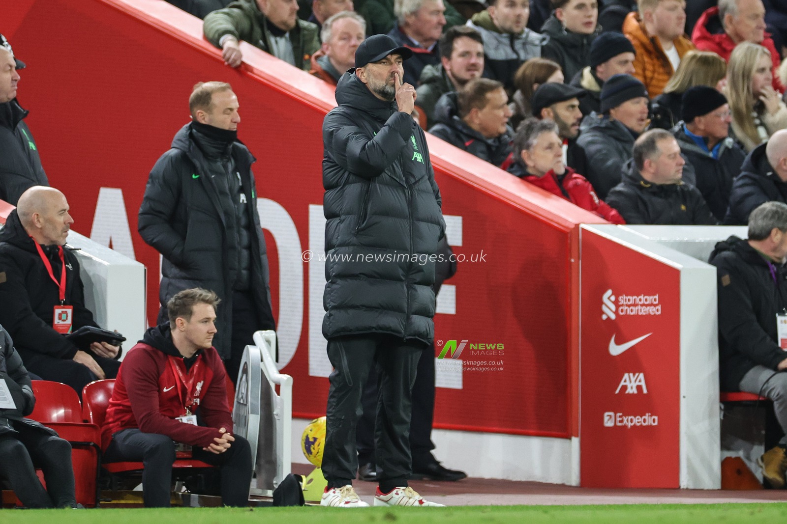 JÃ¼rgen Klopp manager of Liverpool tells his players to be quiet during the Premier League match Liverpool vs Manchester United at Anfield, Liverpool, United Kingdom, 17th December 2023

(Photo by Mark Cosgrove/News Images)