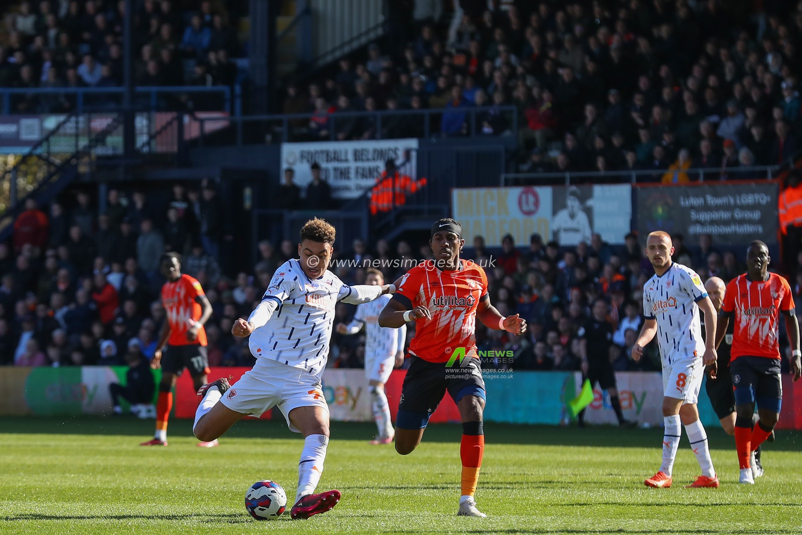 Morgan Rogers #25 of Blackpool has a shot at goal during the Sky Bet Championship match Luton Town vs Blackpool at Kenilworth Road, Luton, United Kingdom, 10th April 2023

(Photo by Gareth Evans/News Images)