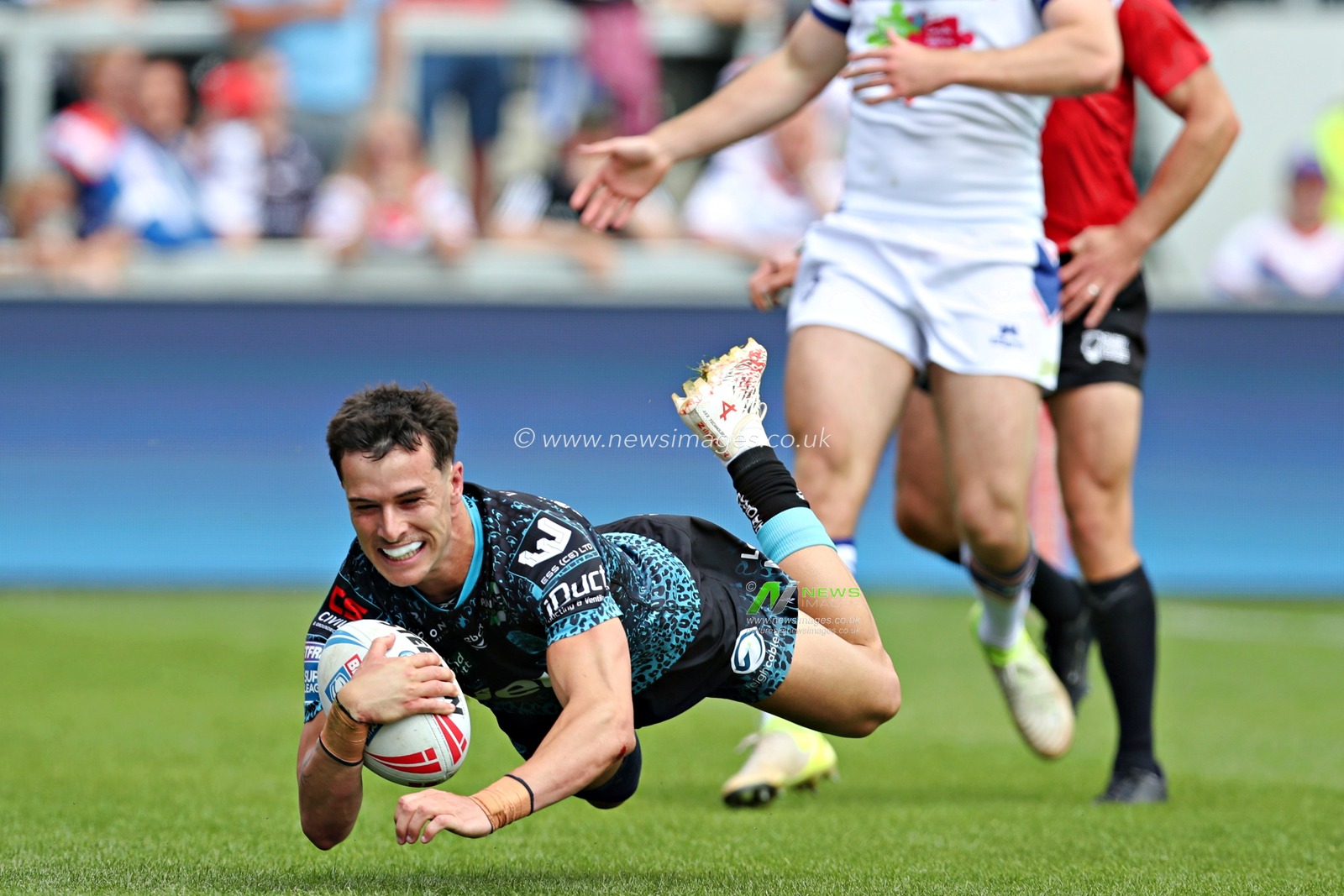 David Armstrong of Leigh Leopards scores a try during the Betfred Super League Round 14 match Wakefield Trinity vs Leigh Leopards at DIY Kitchens Stadium, Wakefield, United Kingdom, 15th June 2025

(Photo by Sam Eaden/News Images)
