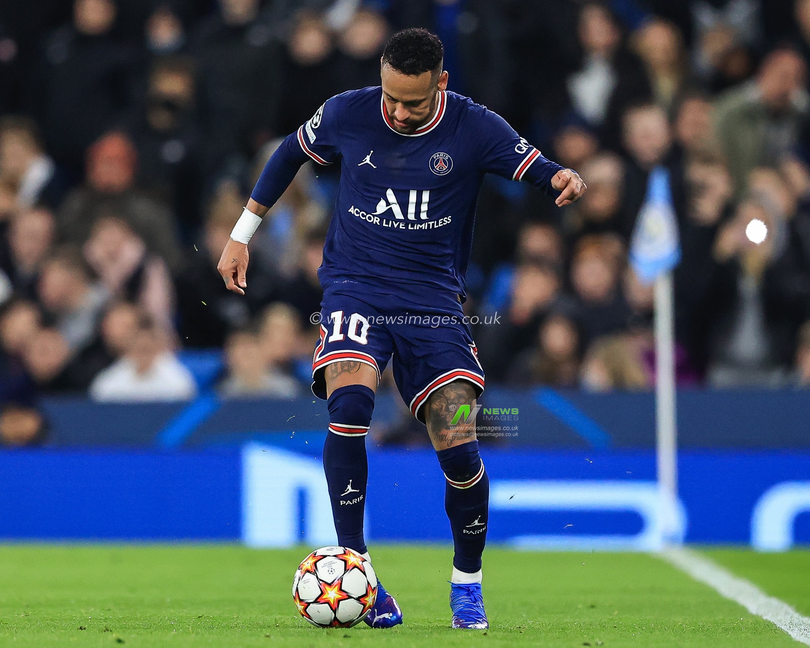 Neymar #10 of Paris Saint-Germain breaks down the wing