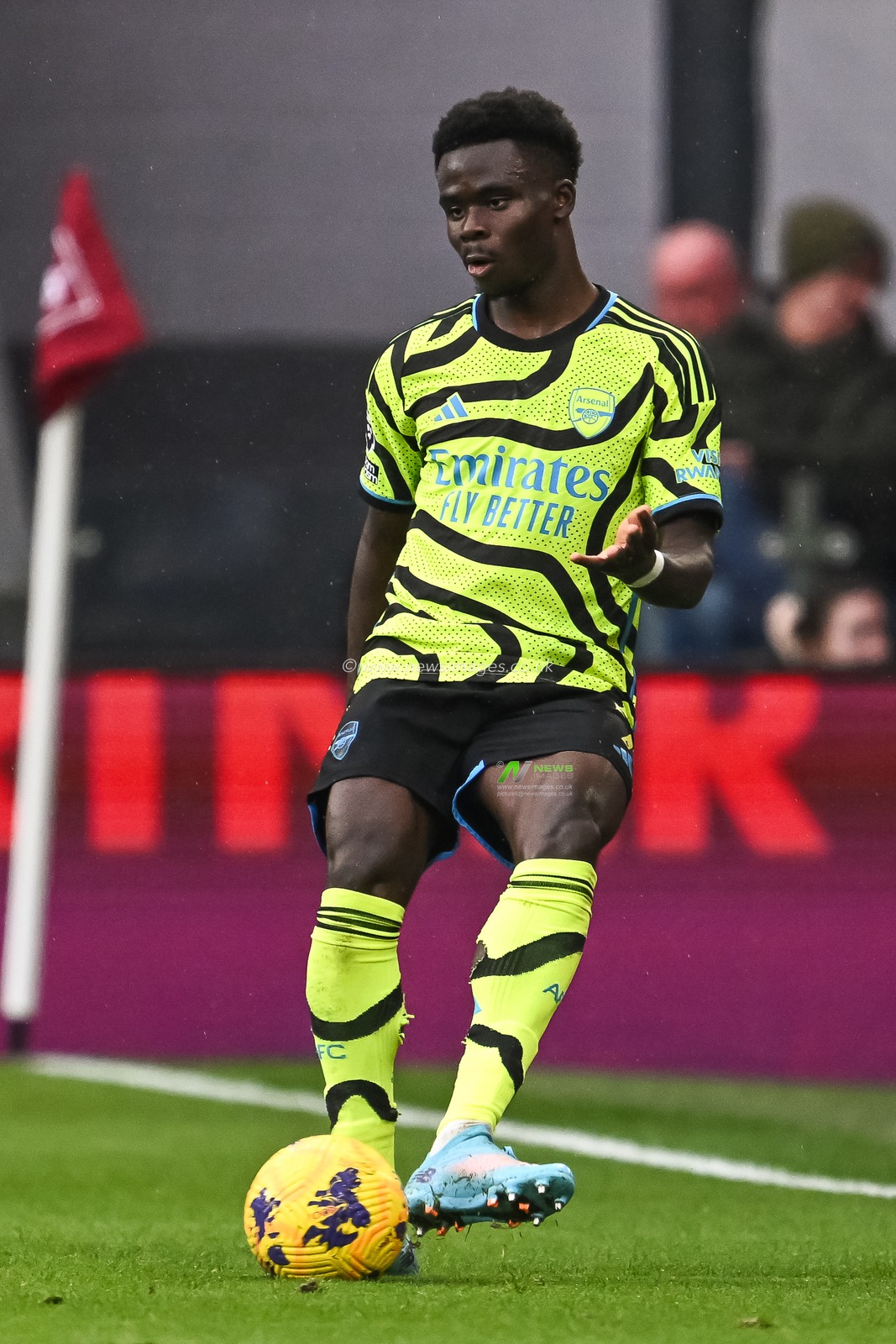 Bukayo Saka of Arsenal passes the ball during the Premier League match Burnley vs Arsenal at Turf Moor, Burnley, United Kingdom, 17th February 2024

(Photo by Craig Thomas/News Images)