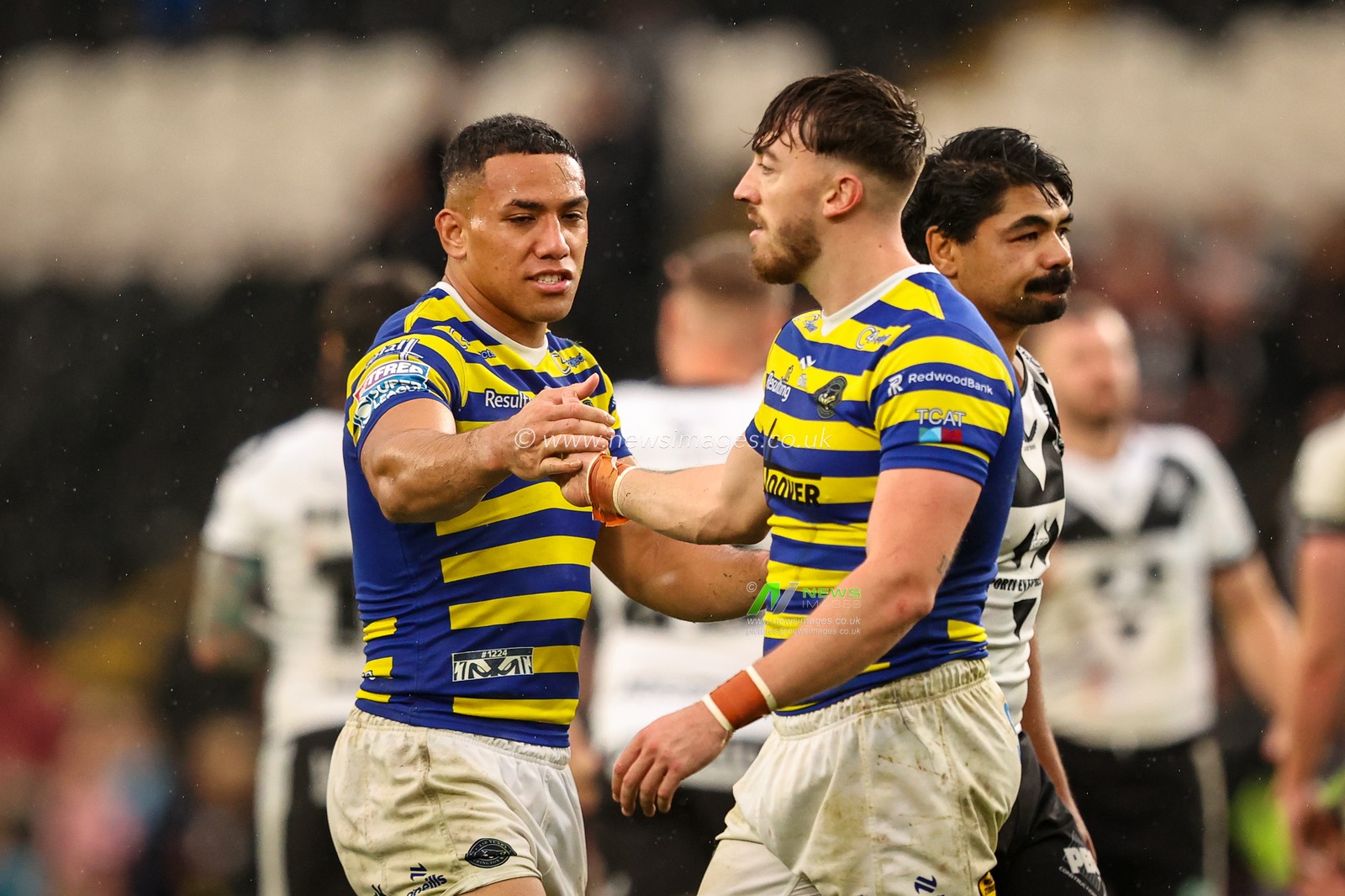 Warrington players applaud the fans a the final whistle during the Betfred Super League round 25 match Hull FC vs Warrington Wolves at MKM Stadium, Hull, United Kingdom on 29 August 2026

(Photo by Alfie Cosgrove/News Images)