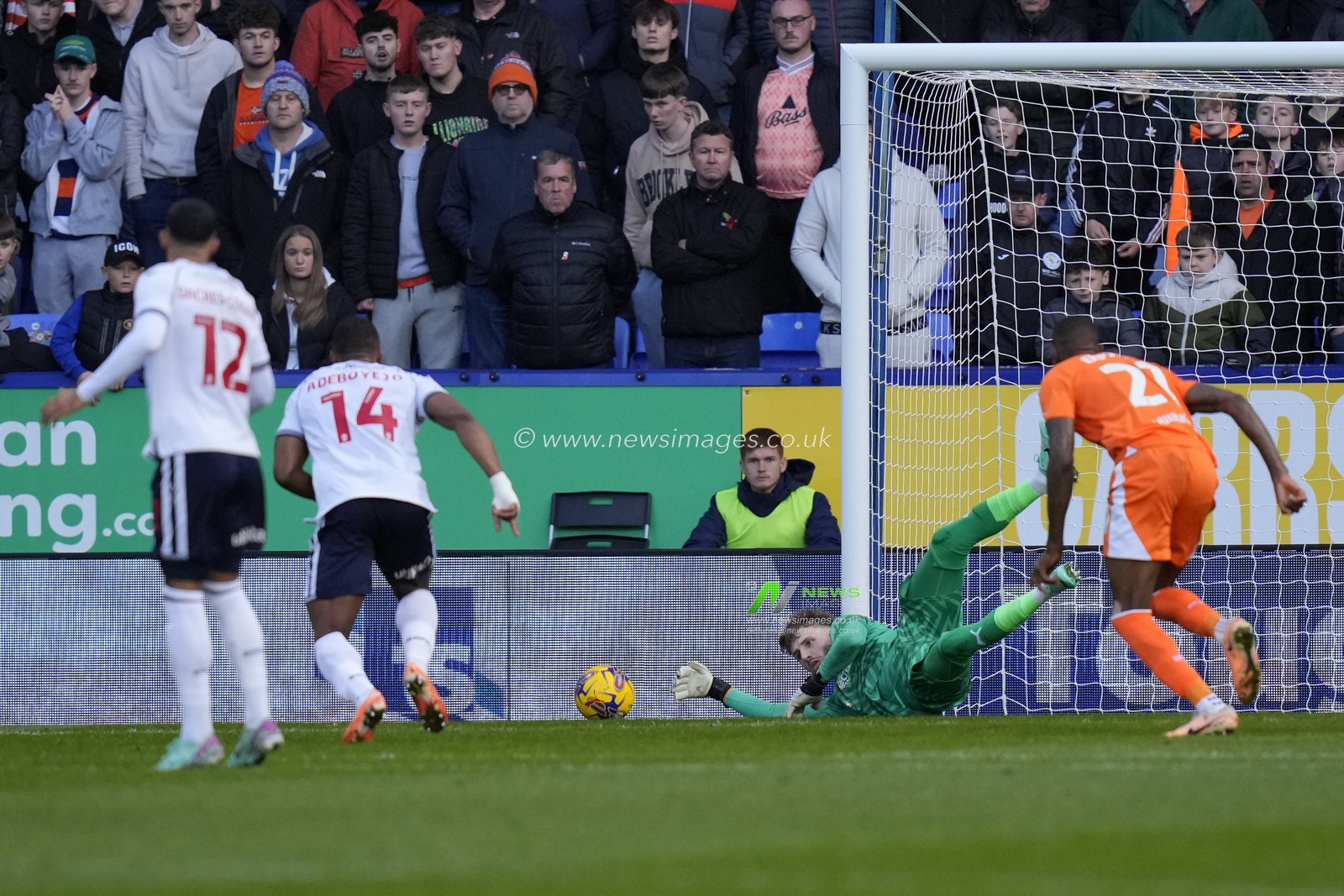 Daniel Grimshaw #32 of Blackpool makes a save during the Sky Bet League 1 match Bolton Wanderers vs Blackpool at University of Bolton Stadium, Bolton, United Kingdom, 11th November 2023

(Photo by Steve Flynn/News Images)
