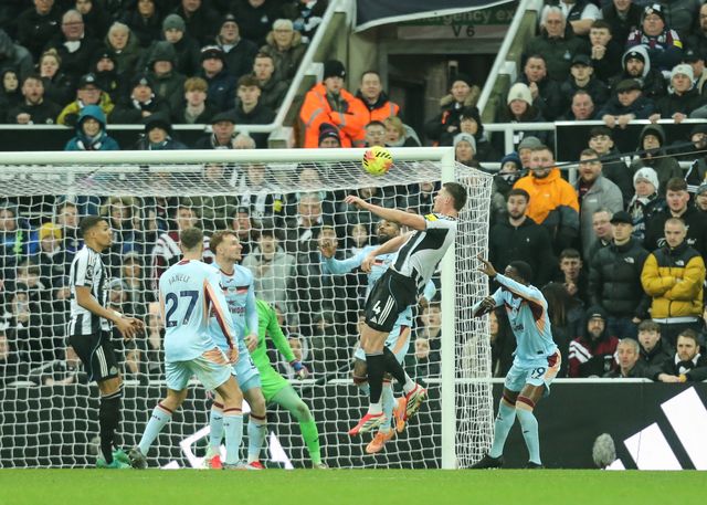 Sven Botman of Newcastle United jumps up to win the high ball during the Premier League match Newcastle Untied vs Brentford at St. James's Park, Newcastle, United Kingdom on 07 February 2026

(Photo by Richard Bierton/News Images)