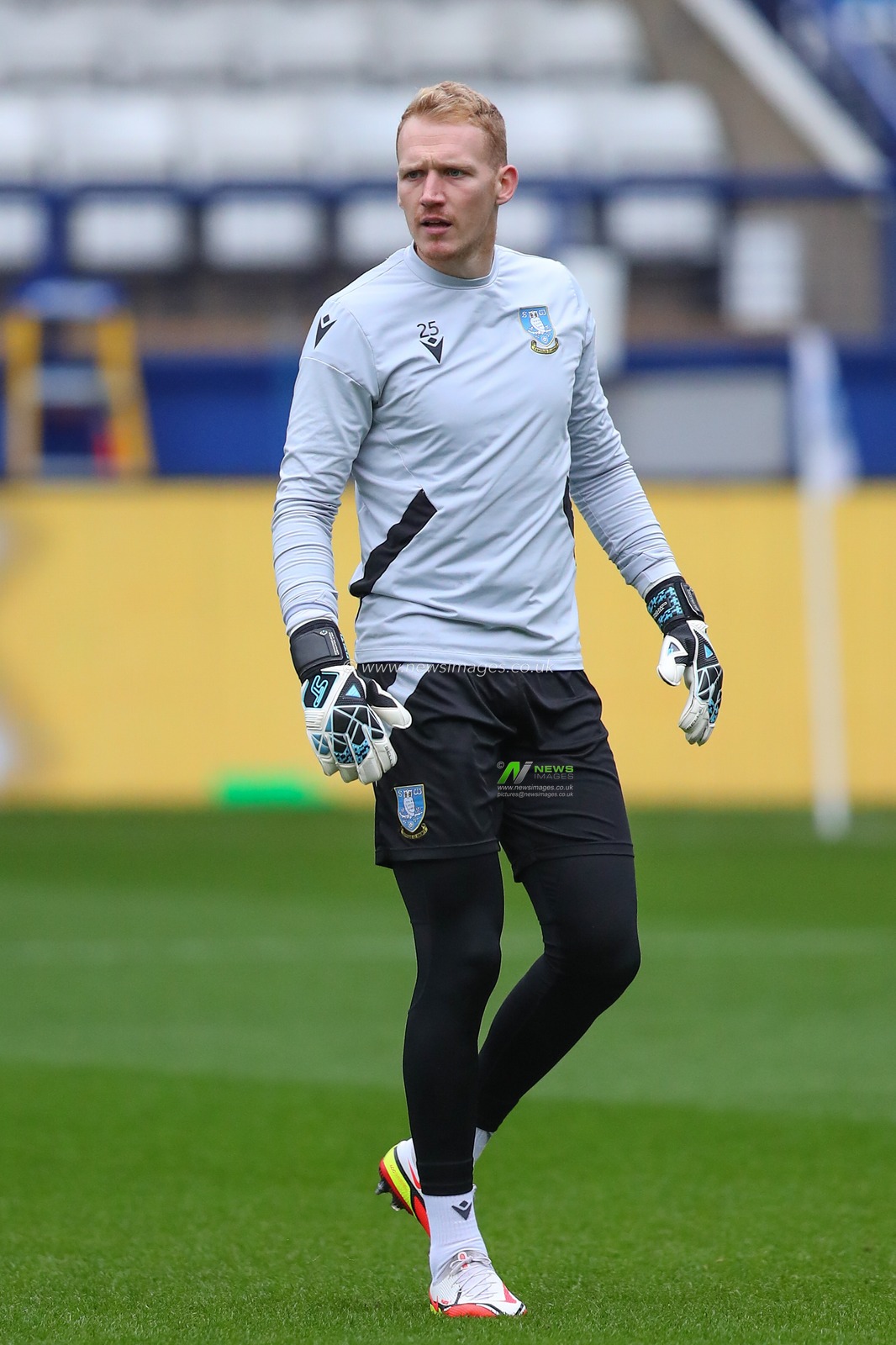 Cameron Dawson #25 of Sheffield Wednesday during the pre-game warm up ahead of the Emirates FA Cup  Round 2 match Sheffield Wednesday vs Mansfield Town at Hillsborough, Sheffield, United Kingdom, 26th November 2022

(Photo by Gareth Evans/News Images)
