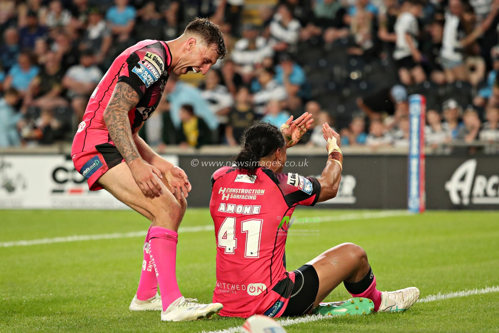Tom Amone of Castleford Tigers celebrates his try during the Betfred Super League Round 14 Hull FC vs Castleford Tigers at MKM Stadium, Hull, United Kingdom, 13th June 2025

(Photo by Sam Eaden/News Images)