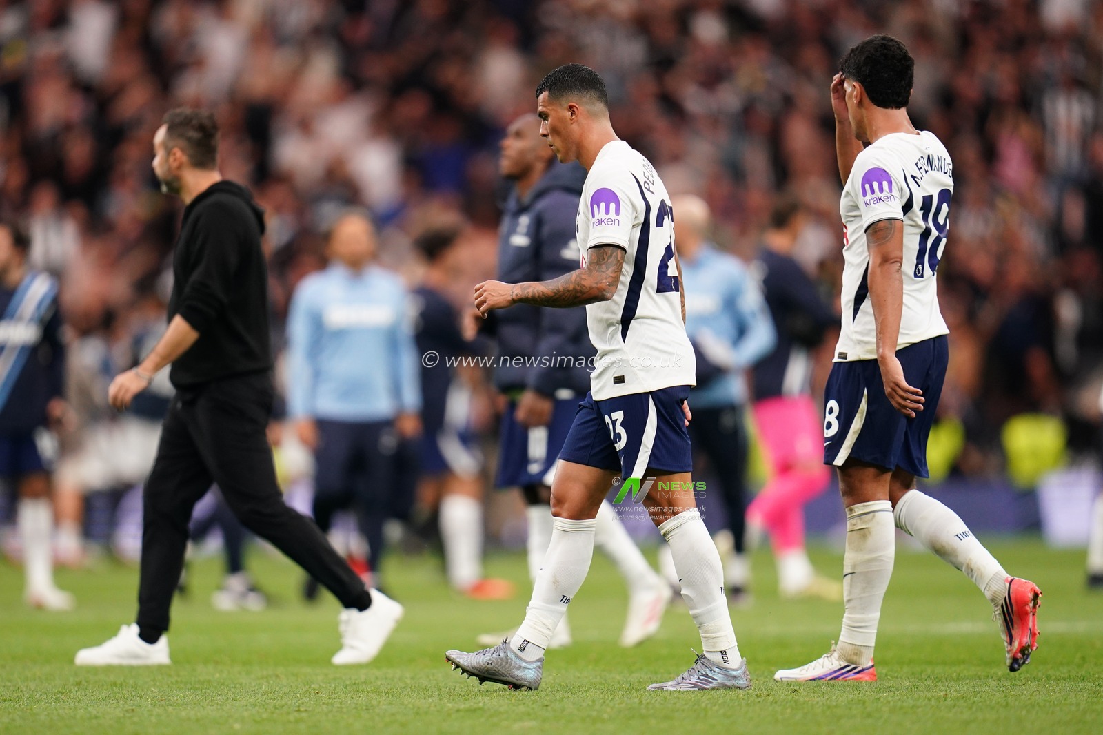 Tottenham players at full time during the Premier League match Tottenham Hotspur vs Newcastle Untied at Tottenham Hotspur Stadium, London, United Kingdom on 29 August 2026

(Photo by Harvey Murphy/News Images)