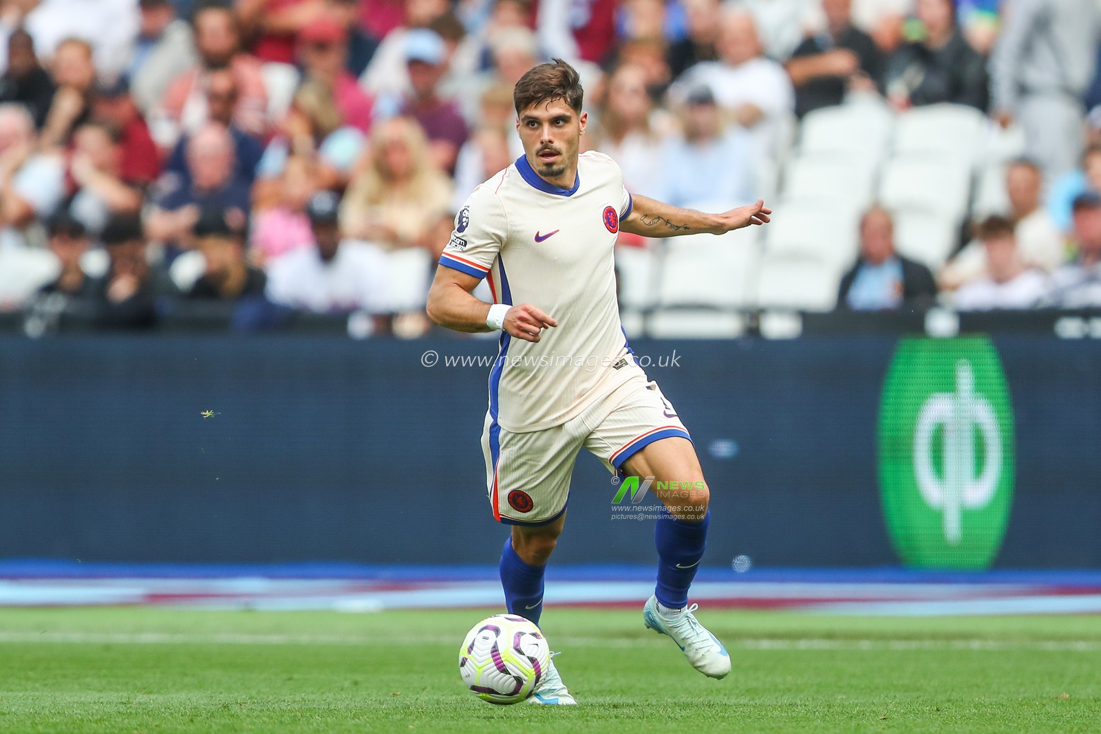 Pedro Neto of Chelsea goes forward with the ball during the Premier League match West Ham United vs Chelsea at London Stadium, London, United Kingdom, 21st September 2024

(Photo by Gareth Evans/News Images)