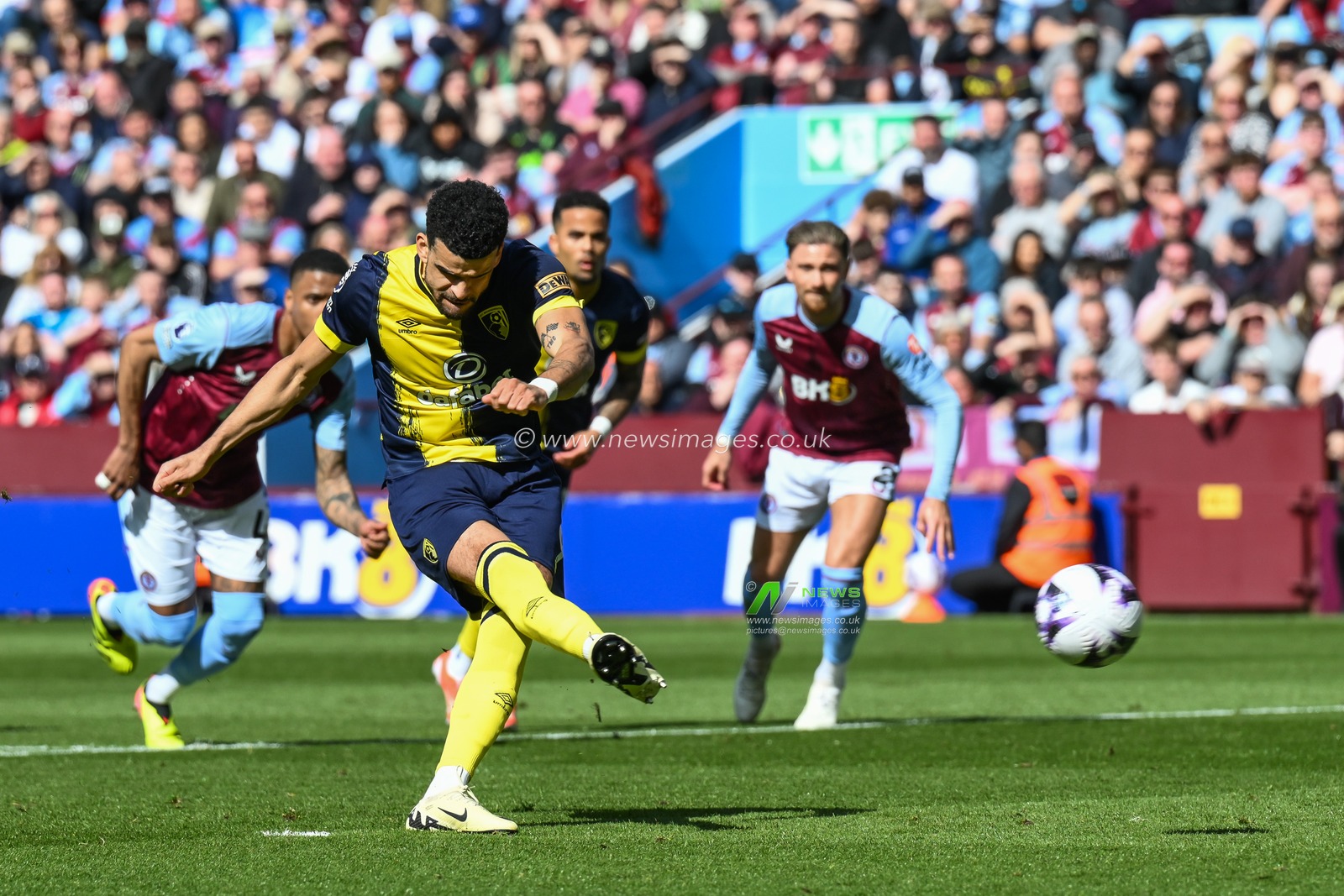 Dominic Solanke of Bournemouth scores a penalty to make 0-1 it during the Premier League match Aston Villa vs Bournemouth at Villa Park, Birmingham, United Kingdom, 21st April 2024

(Photo by Craig Thomas/News Images)