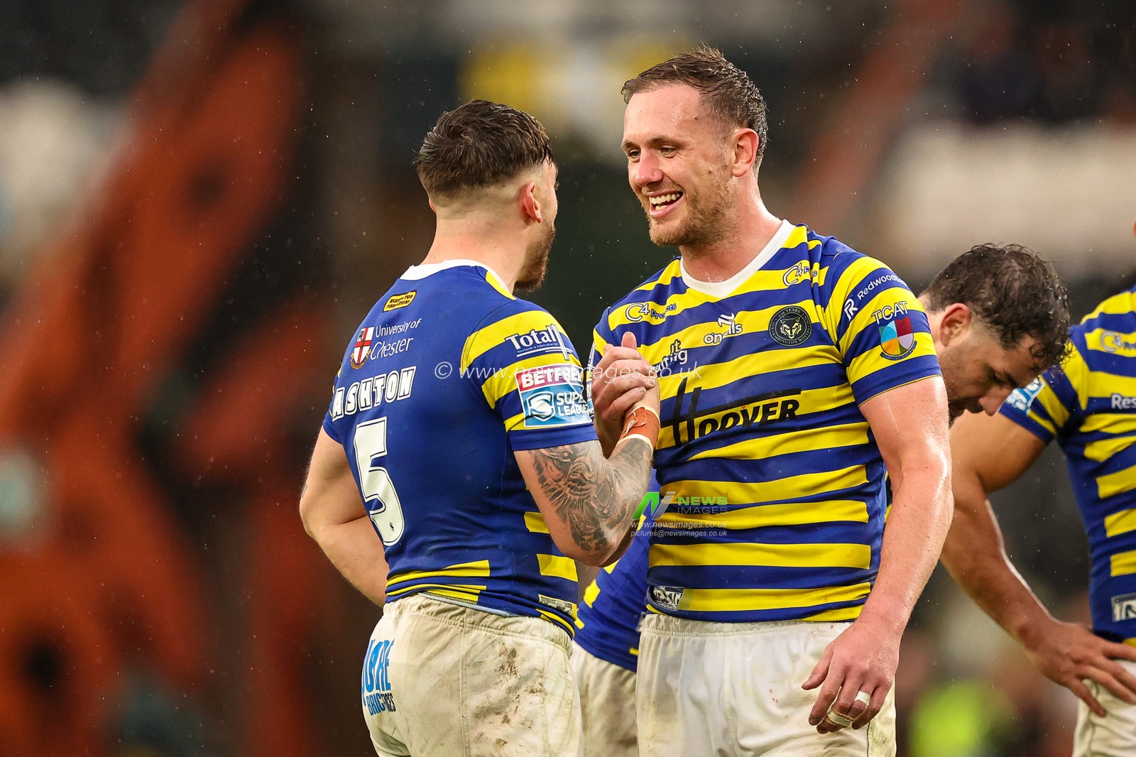Warrington players applaud the fans a the final whistle during the Betfred Super League round 25 match Hull FC vs Warrington Wolves at MKM Stadium, Hull, United Kingdom on 29 August 2026

(Photo by Alfie Cosgrove/News Images)