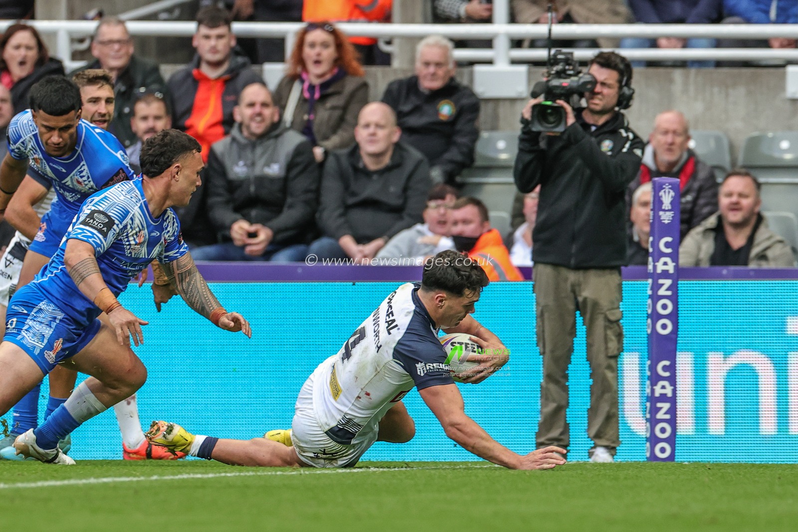 Herbie Farnworth of England goes over for a tryduring the Rugby League World Cup 2021 match England vs Samoa at St. James's Park, Newcastle, United Kingdom, 15th October 2022

(Photo by Mark Cosgrove/News Images)