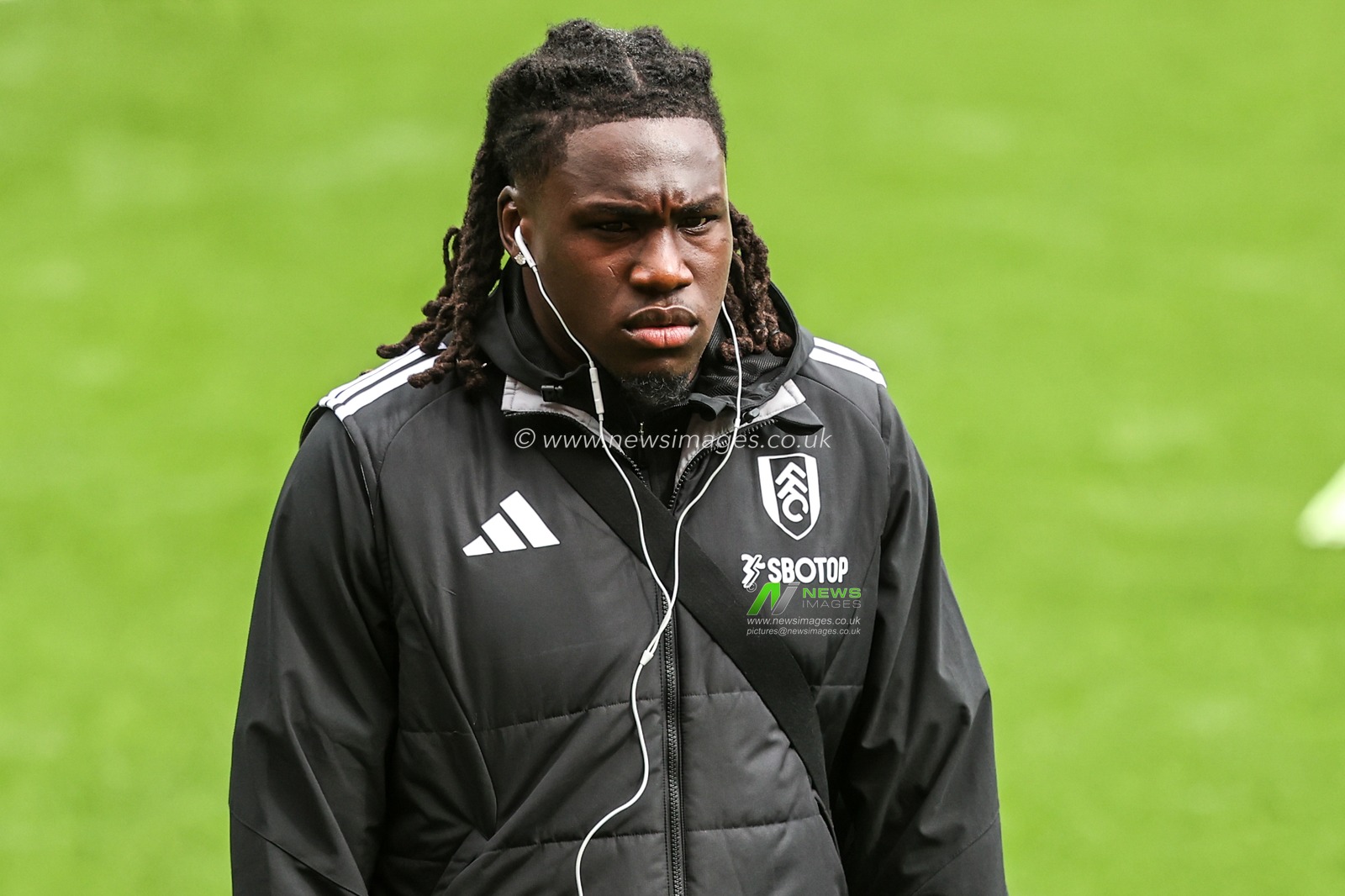 Calvin Bassey of Fulham arrives during the Premier League match Sunderland vs Fulham at Stadium Of Light, Sunderland, United Kingdom on 30 August 2026

(Photo by Alfie Cosgrove/News Images)