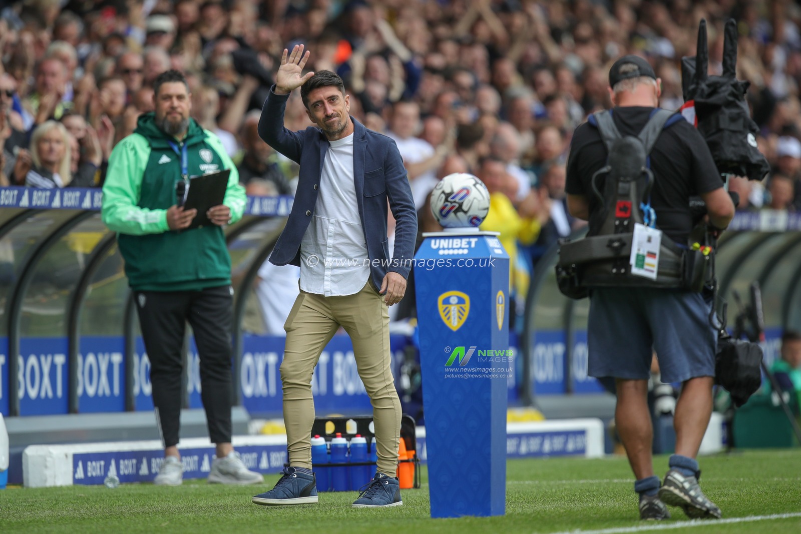 Daniel Farke manager of Leeds United waves to the fans during the Sky Bet Championship match Leeds United vs Cardiff City at Elland Road, Leeds, United Kingdom, 6th August 2023

(Photo by James Heaton/News Images)