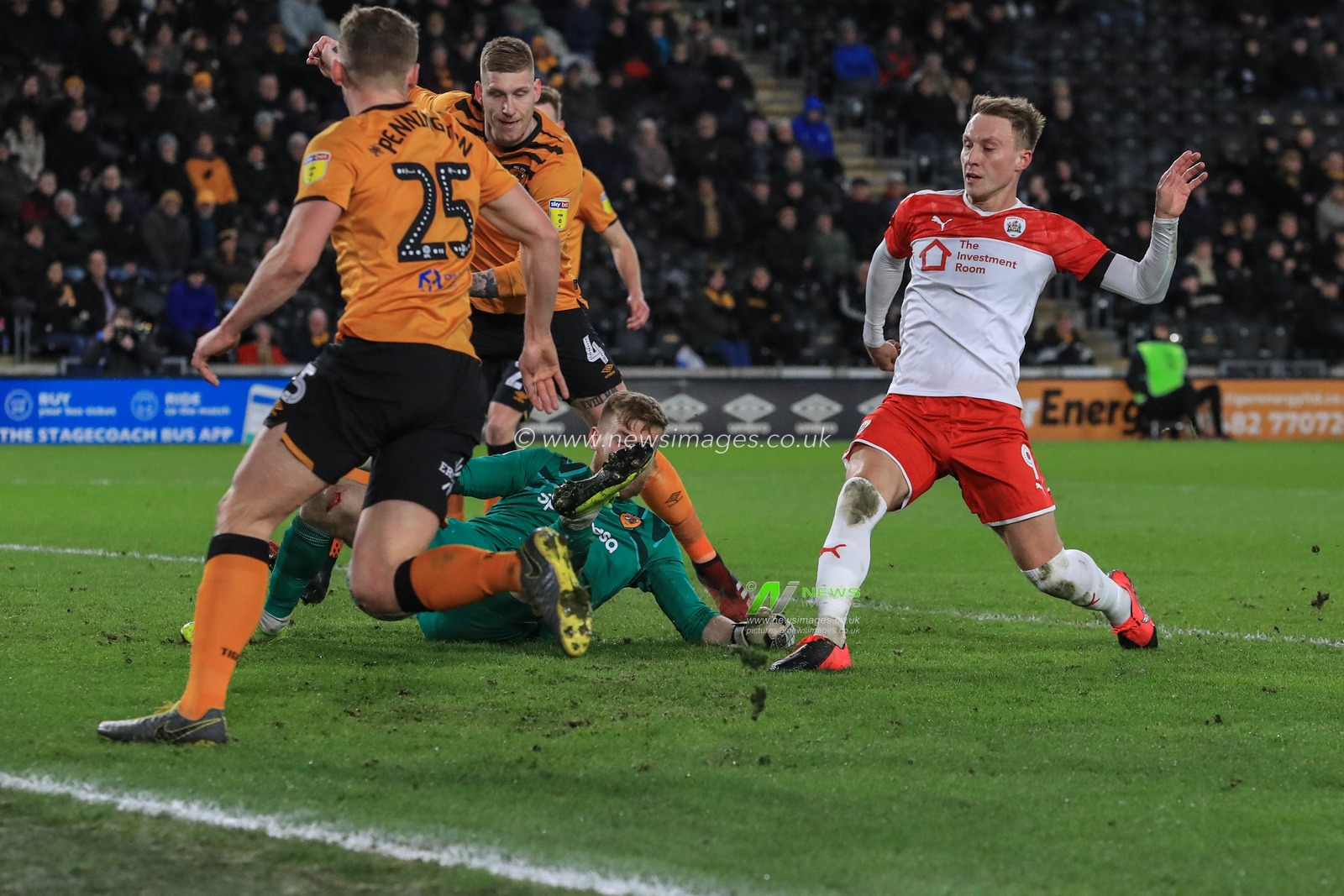 26th February 2020, KC Stadium, Kingston upon Hull, England; Sky Bet Championship, Hull City v Barnsley : Cauley Woodrow (9) of Barnsley scores to make it 0-1