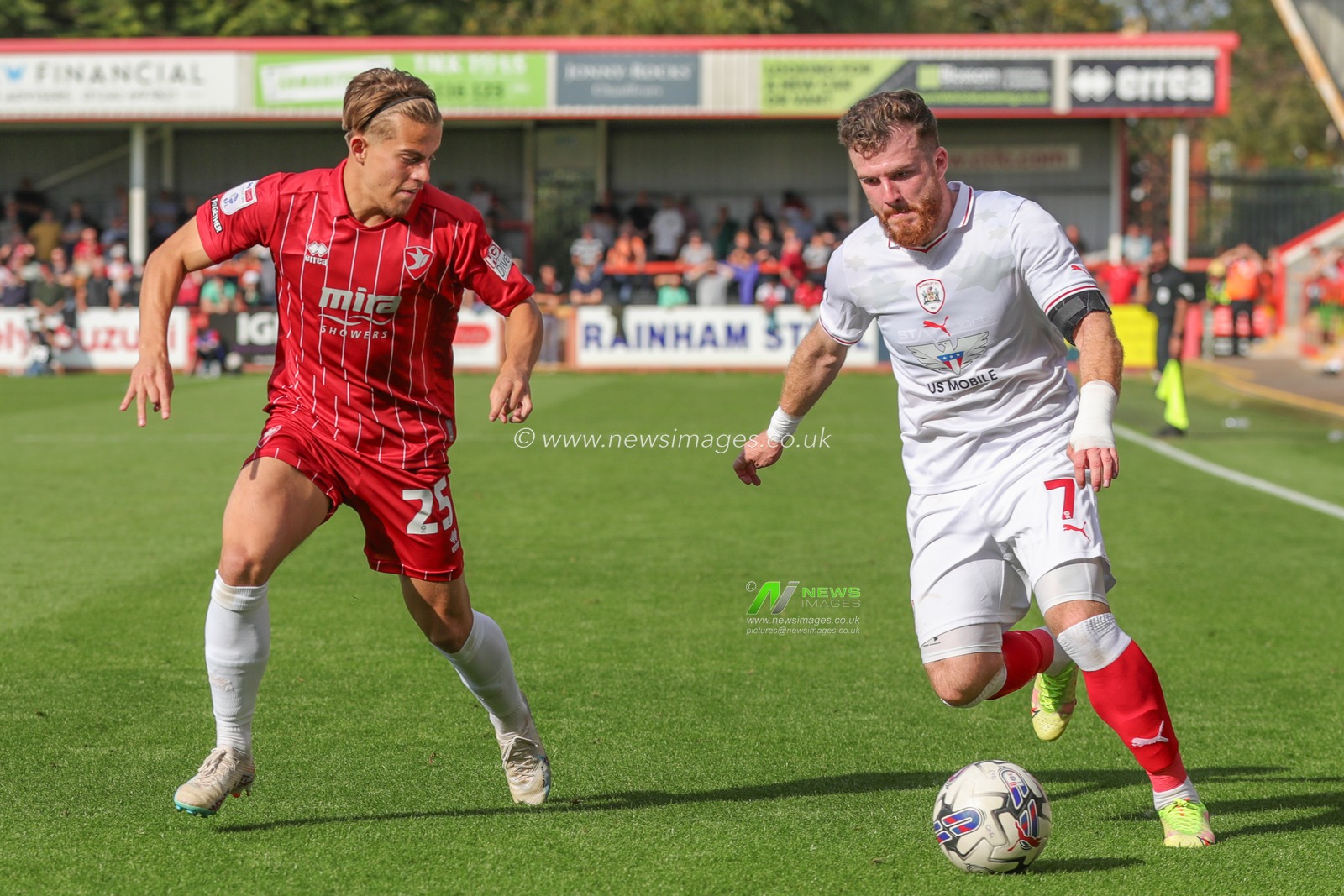 Nicky Cadden #7 of Barnsley breaks with the ball during the Sky Bet League 1 match Cheltenham Town vs Barnsley at The Jonny-Rocks Stadium, Cheltenham, United Kingdom, 2nd September 2023

(Photo by Alfie Cosgrove/News Images)