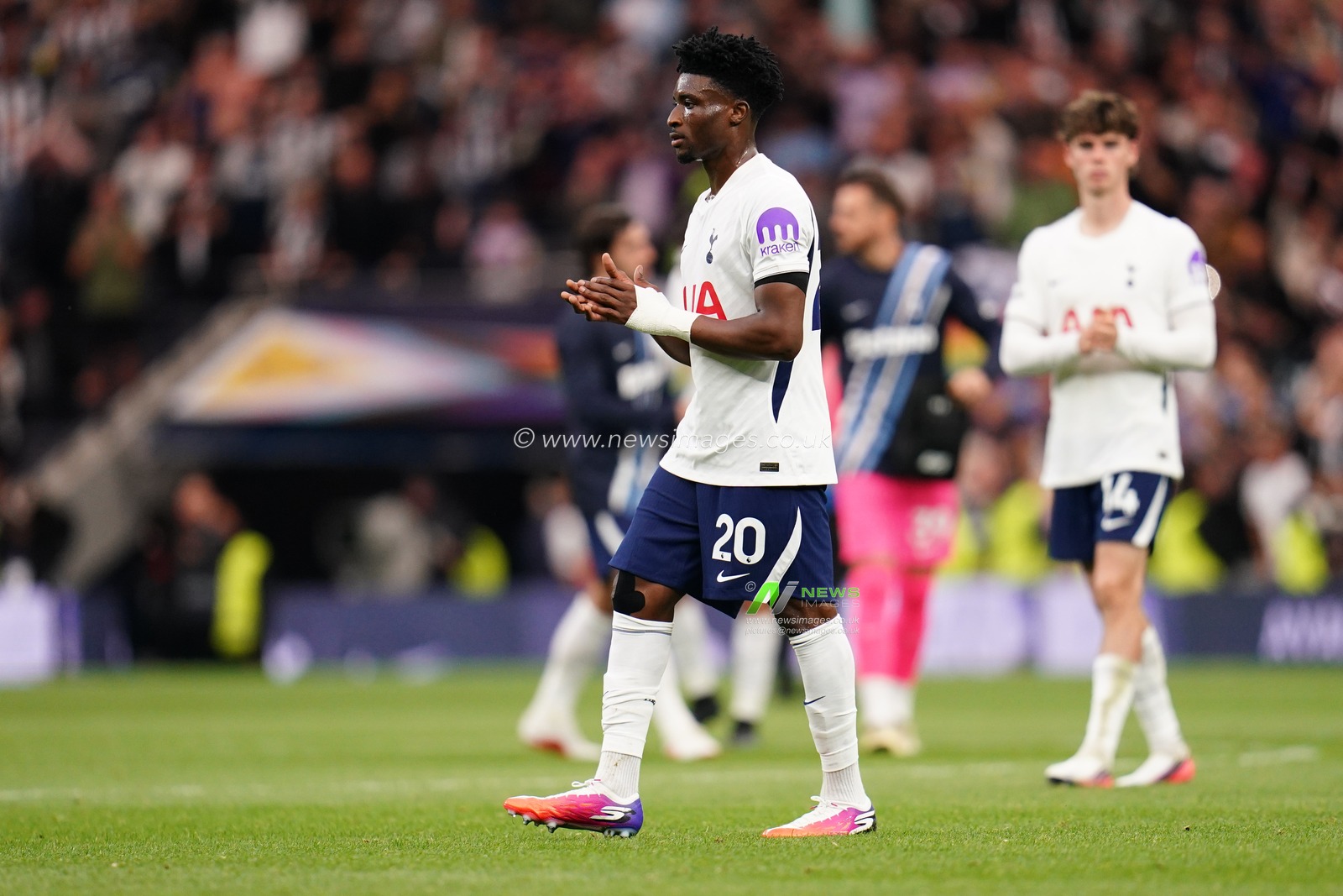Mohammed Kudus of Tottenham Hotspur applauds home support at full time during the Premier League match Tottenham Hotspur vs Newcastle Untied at Tottenham Hotspur Stadium, London, United Kingdom on 29 August 2026

(Photo by Harvey Murphy/News Images)