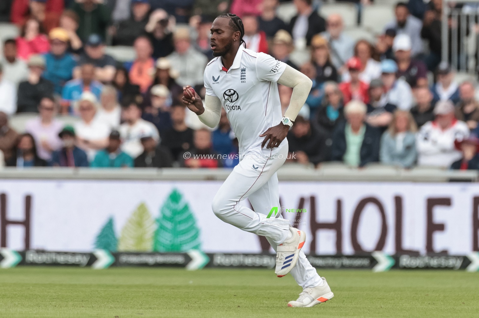 Jofra Archer of England delivers the ball during the 4th Rothesay Test Match match Day 4 England vs India at Old Trafford Cricket Ground, Manchester, United Kingdom, 26th July 2025

(Photo by Mark Cosgrove/News Images)