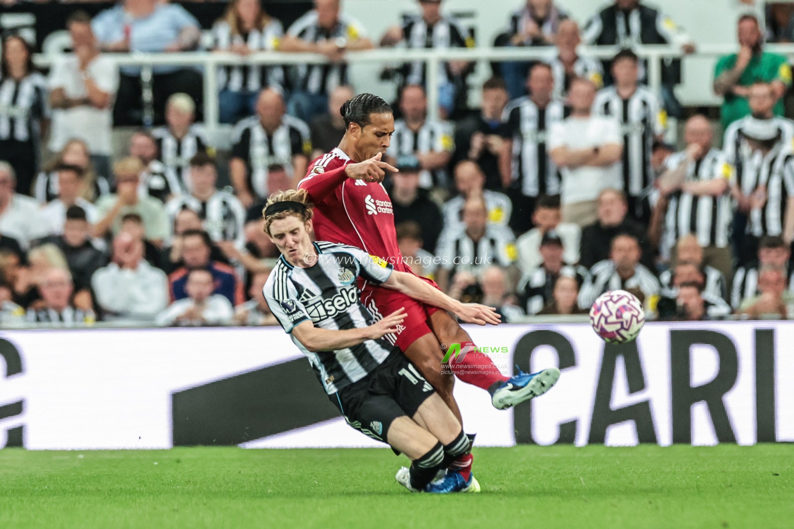Anthony Gordon of Newcastle United slides in and fouled Virgil van Dijk of Liverpool and receives a red card after VAR review during the Premier League match Newcastle United vs Liverpool at St. James's Park, Newcastle, United Kingdom, 25th August 2025

(Photo by Mark Cosgrove/News Images)