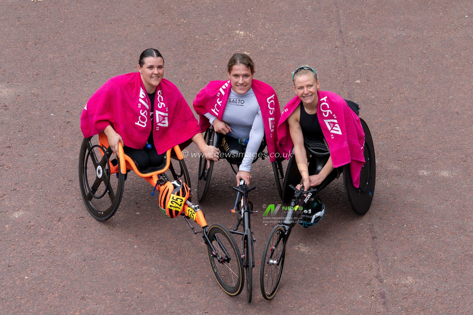 1st Catherine Debrunner (SUI) centre 2nd Susannah Scaroni (USA) right 3rd Eden Rainbow Cooper (GBR) left WomensWheelchair T53/54 during the TCS London Marathon 2022 at London City Centre, London, United Kingdom, 2nd October 2022

(Photo by Richard Washbrooke/News Images)