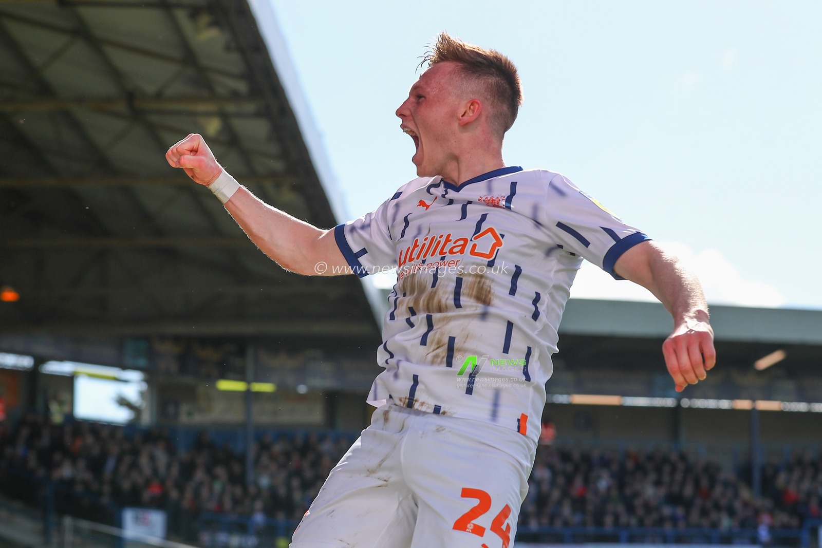 Andy Lyons #24 of Blackpool celebrates his goal to make it 0-1 during the Sky Bet Championship match Luton Town vs Blackpool at Kenilworth Road, Luton, United Kingdom, 10th April 2023

(Photo by Gareth Evans/News Images)