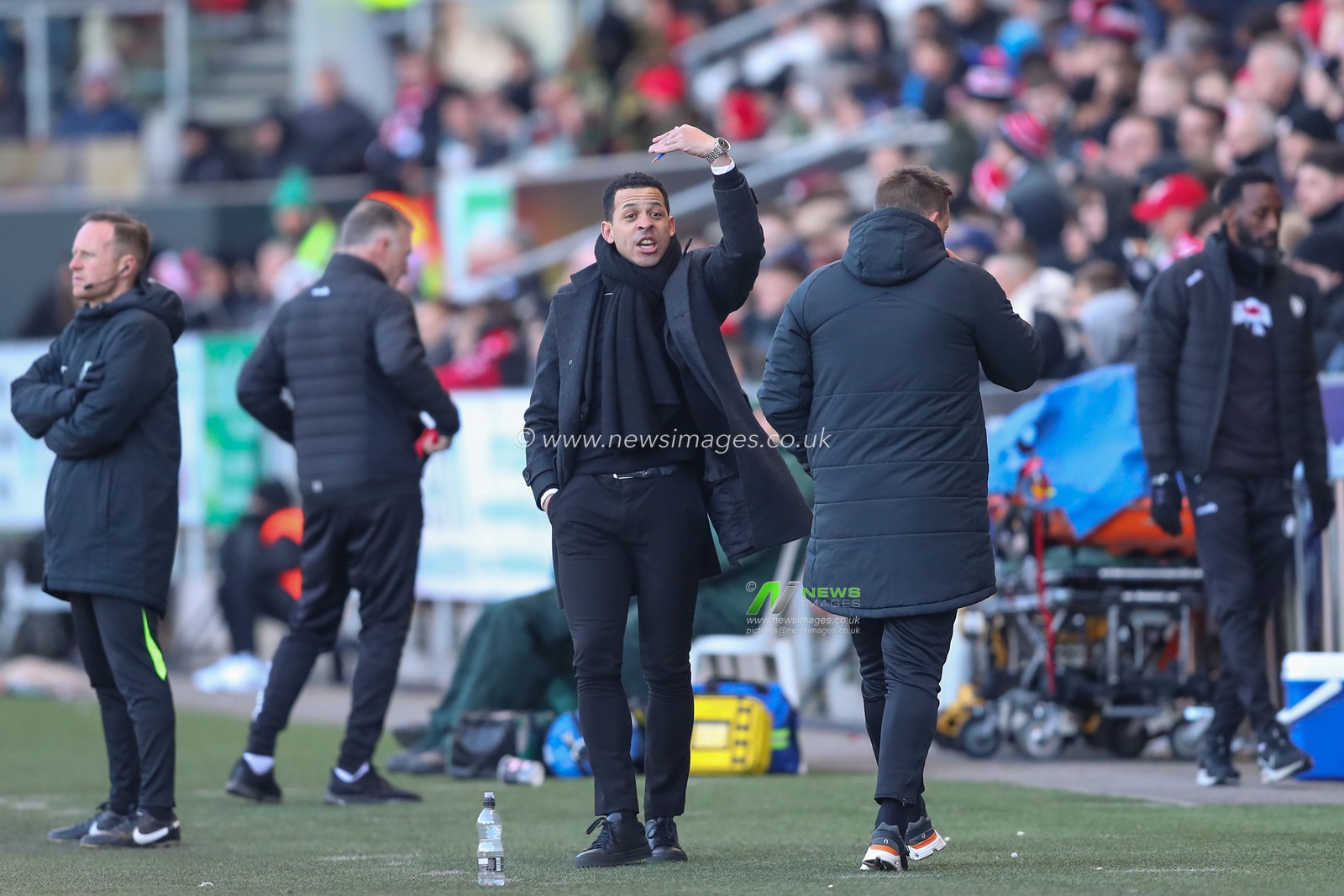 Liam Rosenior manager of Hull City signals to Benjamin Tetteh #30 of Hull City during the Sky Bet Championship match Bristol City vs Hull City at Ashton Gate, Bristol, United Kingdom, 25th February 2023

(Photo by Gareth Evans/News Images)
