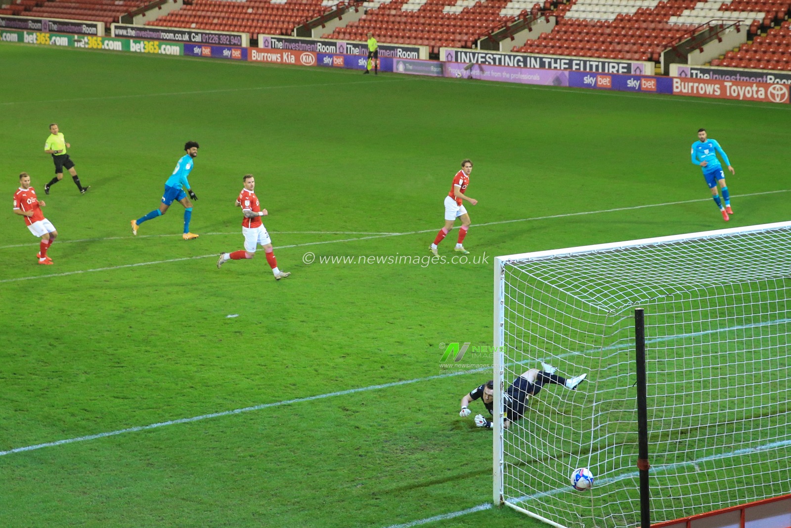Philip Billing #29 of Bournemouth scores to make it 0-1