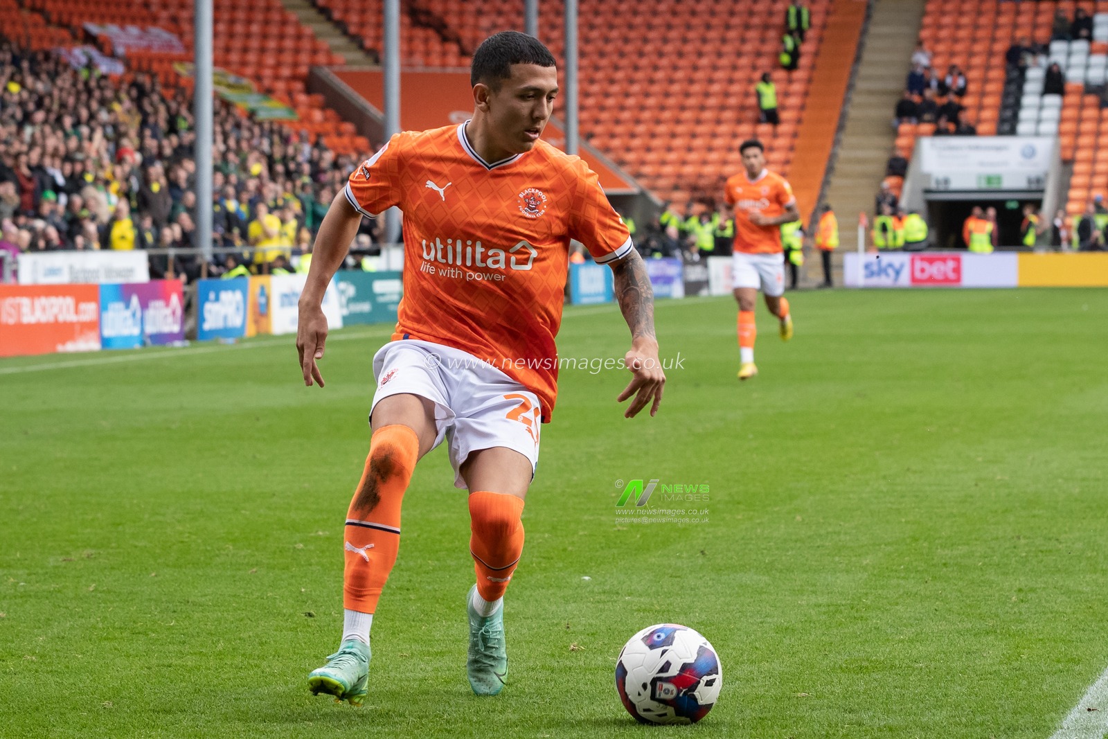 Ian Poveda #26 of Blackpool on the ball during the Sky Bet Championship match Blackpool vs Norwich City at Bloomfield Road, Blackpool, United Kingdom, 1st October 2022

(Photo by James Heaton/News Images)