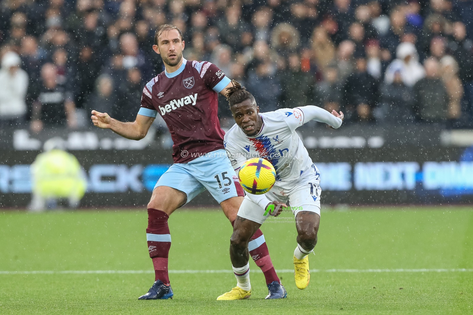Craig Dawson #15 of West Ham United and Wilfried Zaha #11 of Crystal Palace battle for the ball during the Premier League match West Ham United vs Crystal Palace at London Stadium, London, United Kingdom, 6th November 2022

(Photo by Arron Gent/News Images)