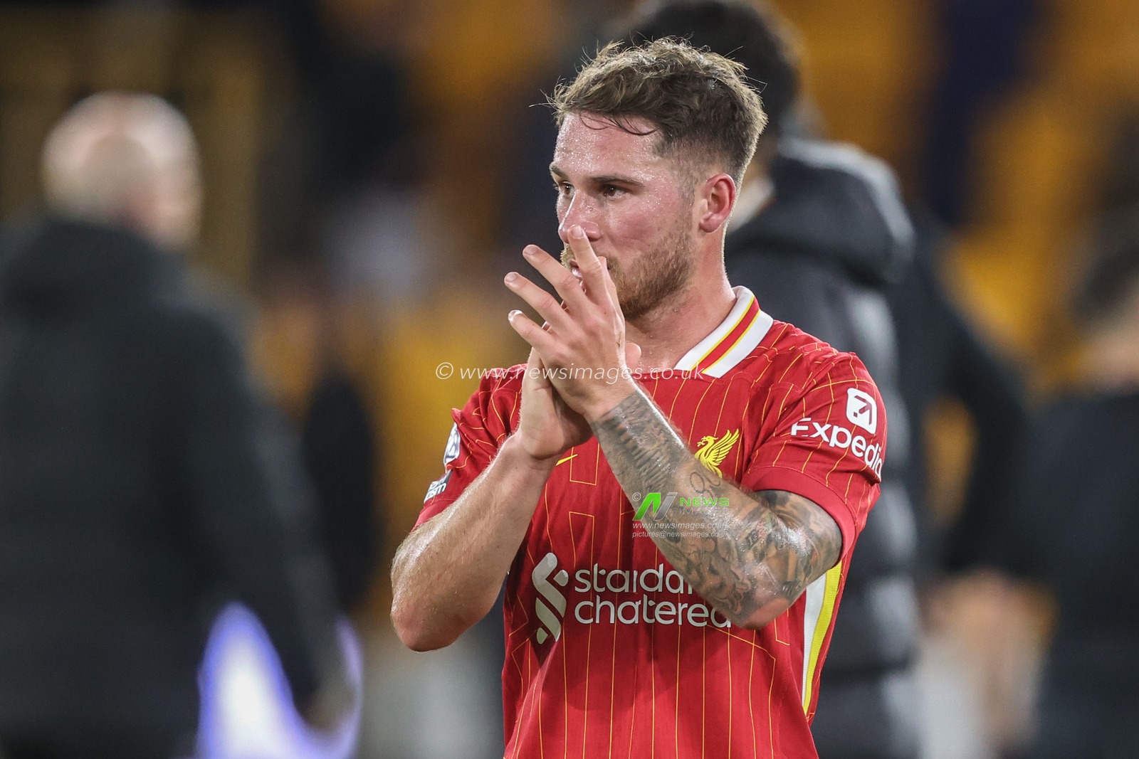 Alexis Mac Allister of Liverpool applauds the travelling fans after the game during the Premier League match Wolverhampton Wanderers vs Liverpool at Molineux, Wolverhampton, United Kingdom, 28th September 2024

(Photo by Alfie Cosgrove/News Images)