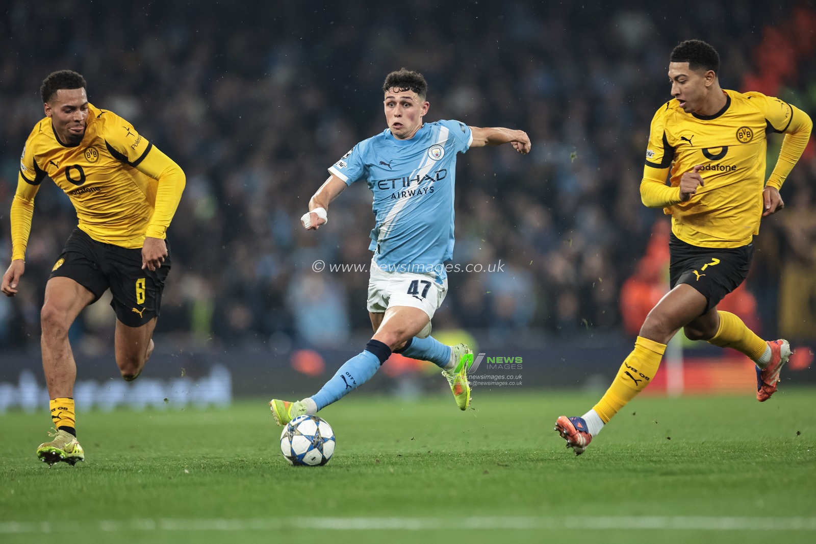 Phil Foden of Manchester City breaks with the ball tracked by Felix Nmecha, and Jobe Bellingham of Borussia Dortmund during the UEFA Champions League Matchday 4 of 8 Manchester City vs Borussia Dortmund at the City of Manchester Stadium, Manchester, United Kingdom, 5th November 2025

(Photo by Mark Cosgrove/News Images)

*** GER AUT SUI OUT ***