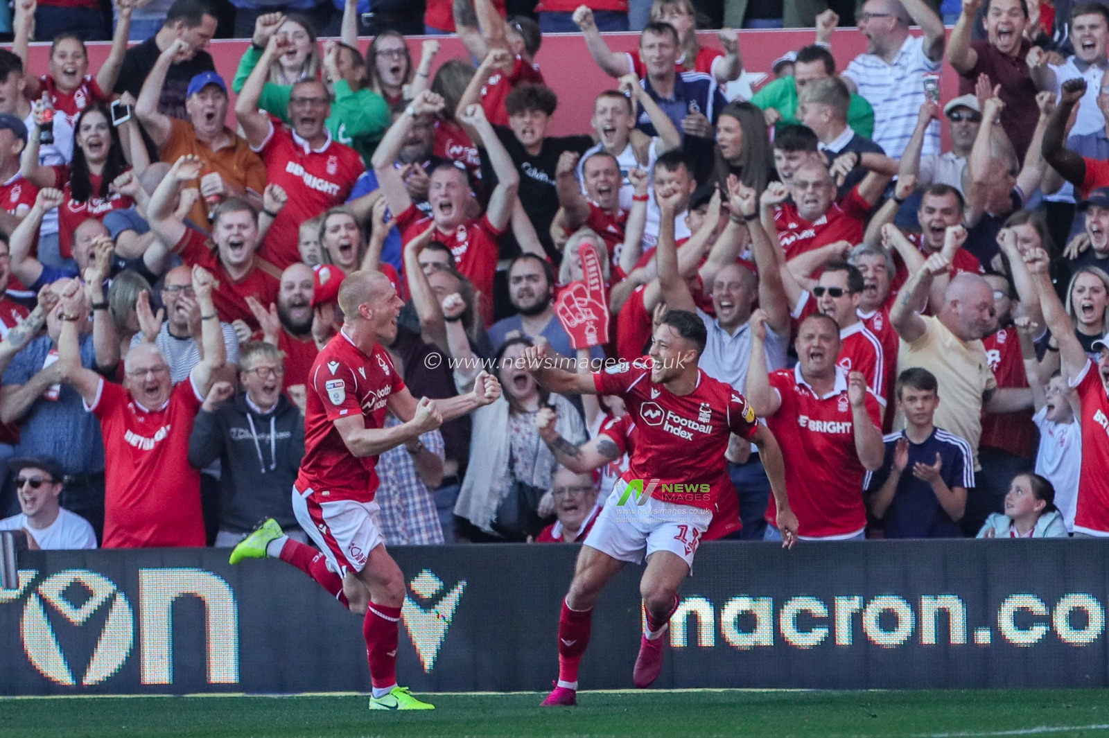 21st September 2019, City Ground, Nottingham, England; Sky Bet Championship Football, Nottingham Forest vs Barnsley ; Ben Watson (8) of Nottingham Forest celebrates his goal to make it 1-0


Credit   Mark Cosgrove/News Images

English Football League images are subject to DataCo Licence