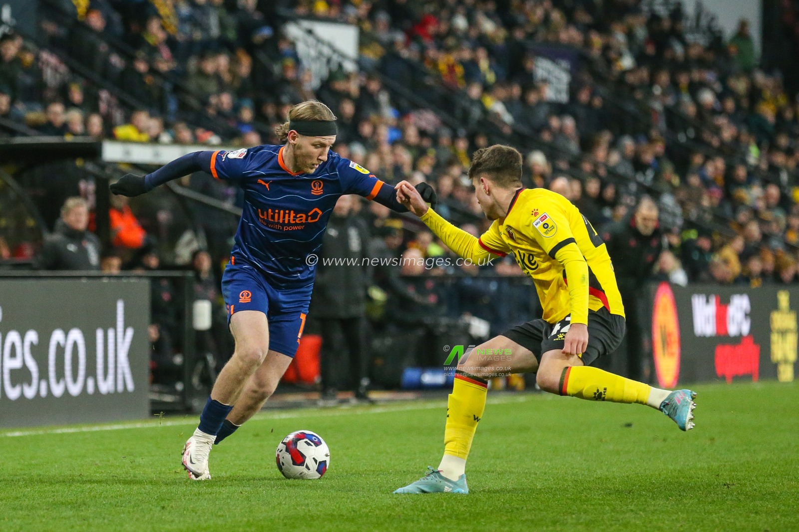 Josh Bowler #11 of Blackpool runs at James Morris #42 of Watford during the Sky Bet Championship match Watford vs Blackpool at Vicarage Road, Watford, United Kingdom, 14th January 2023

(Photo by Arron Gent/News Images)