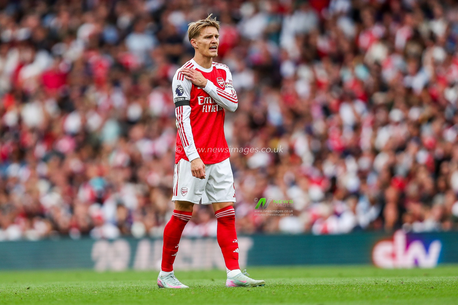 Martin Odegaard of Arsenal leaves the field injured during the Premier League match Arsenal vs Leeds United at Emirates Stadium, London, United Kingdom, 23rd August 2025

(Photo by Izzy Poles/News Images)